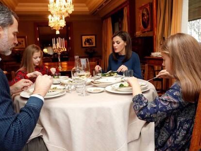 Los Reyes con sus hijas, en un almuerzo en el palacio de La Zarzuela.