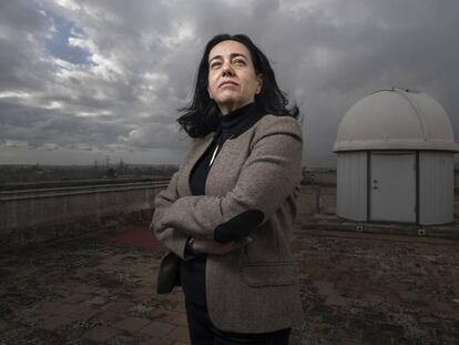 Alicia Sintes, en el tejado de un edificio de la Facultad de Física de la Universidad de las Islas Baleares, junto a un telescopio.