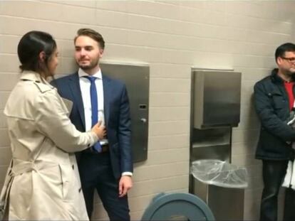 Fotograma del momento de la boda de una pareja en los aseos de los juzgados.