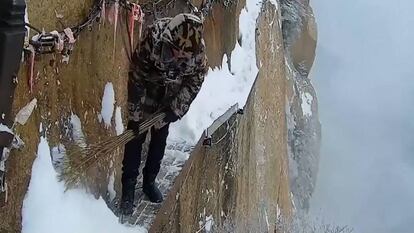 Zhang Dongdong limpia la nieve del desfiladero del Monte Hua, en la provincia china de Shaanxi.