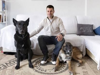 El entrenador militar de perros Carles Bosch, con su pastor belga Uruk (derecha), ya jubilado, y su pastor alemán Quinto, en activo.