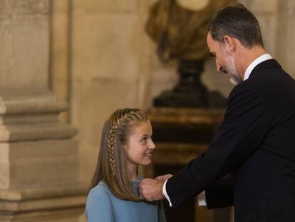 El Rey impone el Toisón de Oro a la princesa Leonor.