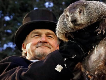 El miembro del Club de la Marmota John Griffiths muestra a la marmota Phil el 2 de febrero de 2017.