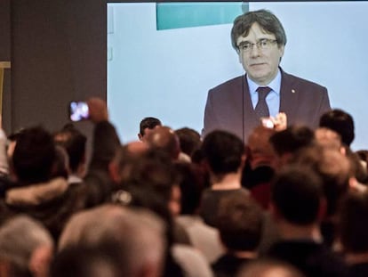 Carles Puigdemont ofrece un discurso en vídeo a los jóvenes seguidores del partido Nueva Alianza Flamenca.