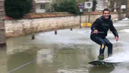Dos jóvenes surfean en las calles inundadas por el río Sena