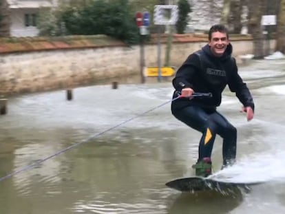 Dos jóvenes surfean en las calles inundadas por el río Sena