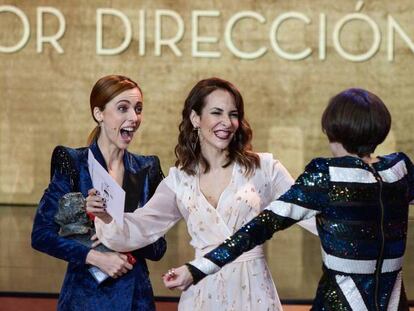 Leticia Dolera (i), Carla Simón y Paula Ortiz en los Goya 2018.