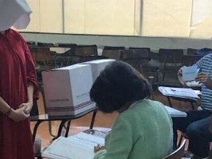 Una mujer costarricense acude a votar disfrazada de personaje de 'El cuento de la criada'.