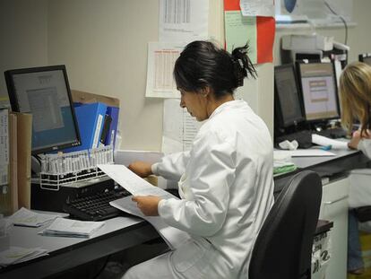 Dos científicas analizan muestras de sangre en un laboratorio.