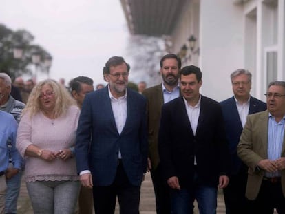 De izquierda a derecha: Antonio del Castillo, padre de Marta del Castillo, María del Mar Bermúdez, madre de Sandra Palo, Rajoy, Juanma Moreno, presidente del PP de Andalucía, y el ministro del Interior, Juan Ignacio Zoido.