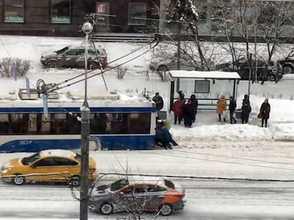 Los pasajeros empujan un trolebús atascado por la nieve en Moscú