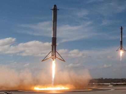 Los cohetes propulsores del Falcon Heavy aterrizan en el Kennedy Space Center (Florida), ayer. En vídeo, declaraciones de Elon Musk,