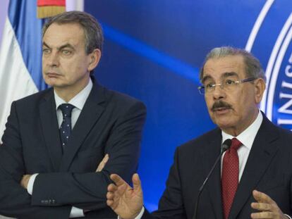 El presidente dominicano, Danilo Medina, junto al expresidente español, José Luis Rodríguez Zapatero, este miércoles en Santo Domingo.