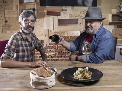 El músico prepara su receta de almejas en el restaurante Lúa, comedor gallego en Madrid.