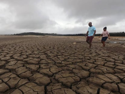 Una familia se abre camino a través del barro en una zona seca de la presa Theewaterskloof ,cerca de Ciudad del Cabo, Sudáfrica, el 20 de enero de 2018.