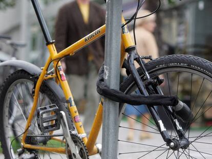 Una bicicleta atada con un candado en Berlín.