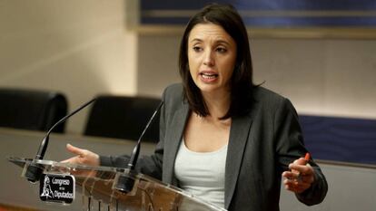 Irene Montero declara ante los medios en el Congreso de los Diputados.