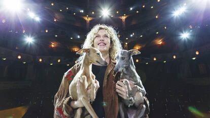 La actriz Carmen Conesa junto a sus dos galgas italianas, 'Cora' (a la derecha) y 'Camila', en el teatro Calderón de Madrid.