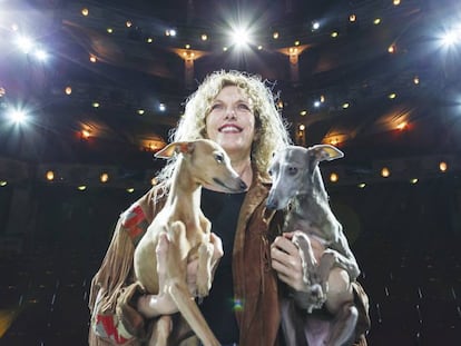 La actriz Carmen Conesa junto a sus dos galgas italianas, 'Cora' (a la derecha) y 'Camila', en el teatro Calderón de Madrid.