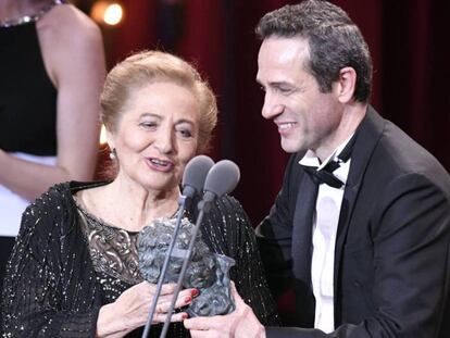 Julita Salmerón y su hijo, el actor y director Gustavo Salmerón, recogiendo su Goya al mejor documental.