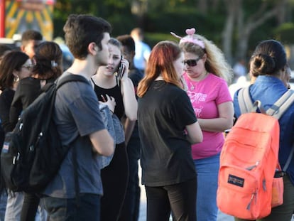 Los alumnos del instituto Stoneman Douglas (Parkland, Florida) a las afueras del lugar poco tiempo después del tiroteo.