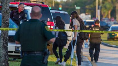 Miembros del personal de emergencias ayudan a varios estudiantes en la escuela secundaria Marjory Stoneman.