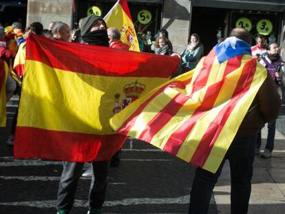 Banderas españolas, catalanas e independentistas, en una manifestación en Barcelona.