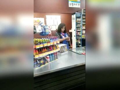 Una trabajadora echa a un grupo de hispanos de una gasolinera y estos la graban en vídeo.