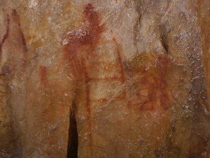 Una pseudoescalera realizada hace 64.800 años en la cueva de La Pasiega (Cantabria).