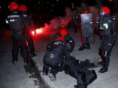 Agentes de la Ertzaina atienden este jueves a su compañero, que sufrió un infarto.