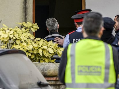 El sospechoso accede junto a la policía científica al domicilio familiar en el municipio de Anglès (Girona).