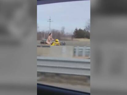 El hombre desnudo conduciendo en dirección contraria por la autopista.