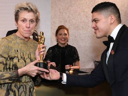 Francesc McDormand con su su hijo Pedro y el Oscar a mejor actriz.