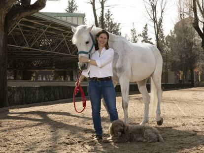 Elena Betés, fundadora de Rastreator.com, junto a su caballo 'Vieux' y su perro 'Pluto', en el Club de Campo de Madrid.