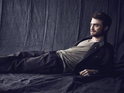 Daniel Radcliffe, fotografiado en exclusiva para ICON en Londres: viste chaqueta y pantalón Bottega Veneta, camiseta Louis Vuitton y zapatillas Ermenegildo Zegna. En vídeo, el tráiler de su última película, 'Jungle'.