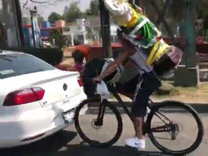 El ciclista, antes de impactar con el coche.