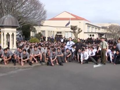 Alumnos del Palmerston North Boys’ High School danzan el Haka.