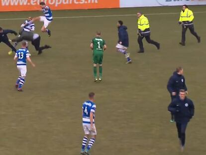 Fotograma en el que un jugador del De Graafschap lanza una patada a un aficionado local.