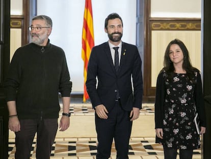 El presidente del Parlament de Cataluña junto a Carles Riera y Maria Sirvent de la CUP.