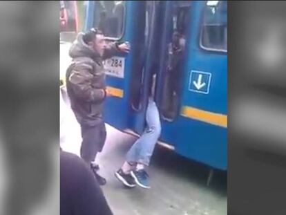 Los pies del ladrón, colgando del autobús.