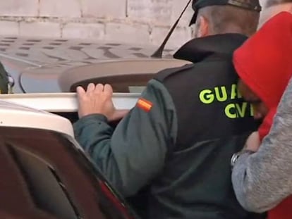 Agentes de la Guardia Civil conducen a Ana Julia Quezada al coche policial.