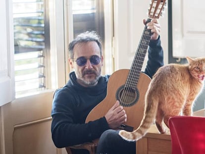 Santi Balmes, líder de la banda Love of Lesbian, con su gata 'Mel' en su casa en Sant Vicenç dels Horts (Barcelona).