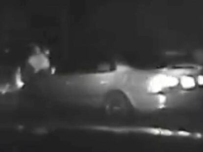 Momento en el que el hombre es golpeado por su coche.