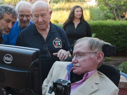 Garik Israelian, a la izquierda, junto al cosmonauta Leonov y el astrofísico Stephen Hawking.