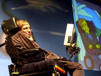 Stephen Hawking observa un episodio de 'Los Simpson' en el que figura como personaje.