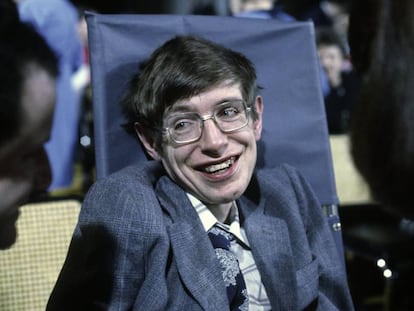 Su historia ganaba porque no solo era de superación y valentía: también rozaba la ciencia ficción. En la imagen, Stephen Hawking, en 1979 con 37 años, durante una conferencia en Princeton (Nueva Jersey). En vídeo, las apariciones de Hawking en pantalla.