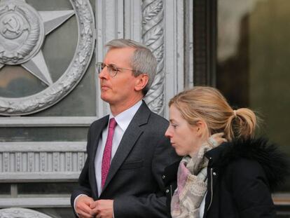 El embajador británico en Moscú, Laurie Bristow, a la salida del Ministerio de Exteriores ruso en Moscú.