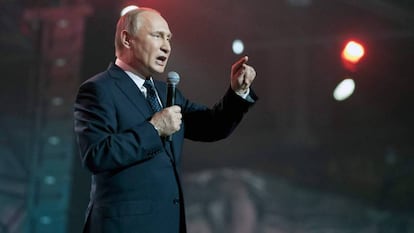 Vladimir Putin, en un discurso ante jóvenes en Moscú este jueves. En vídeo, Putin llama a votar en las elecciones.