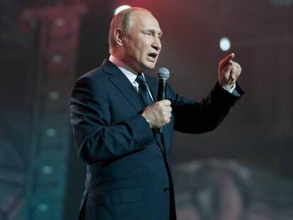Vladimir Putin, en un discurso ante jóvenes en Moscú este jueves. En vídeo, Putin llama a votar en las elecciones.