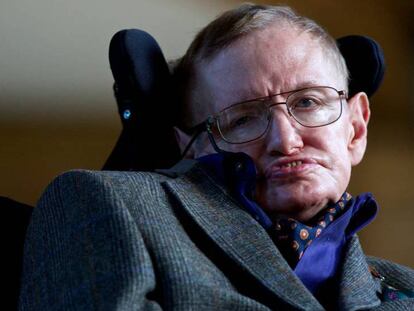 Stephen Hawking. En v¨ªdeo, Jose L. F. Barb¨®n y Mar¨ªa Santos Lle¨® recuerdan al f¨ªsico.
